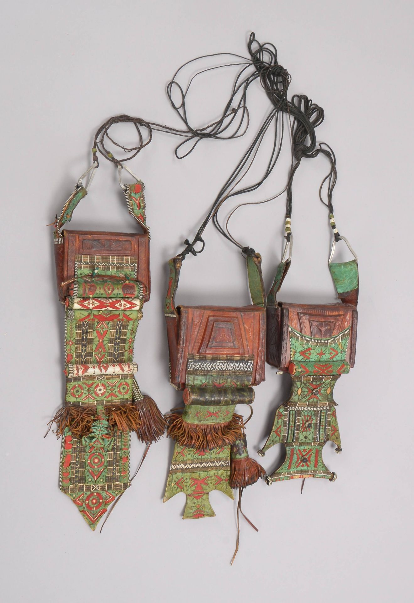 3 Amulette/Taschen (Tuareg/Mali -?), ornamental gepr&auml;gtes Leder, verschiedene Ausf&uuml;hrungen