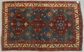 Orientteppich (Kaukasus), antik, Wolle auf Wolle, Pflanzenfarben, blaugrundig, mit Abrasch, gleichmä