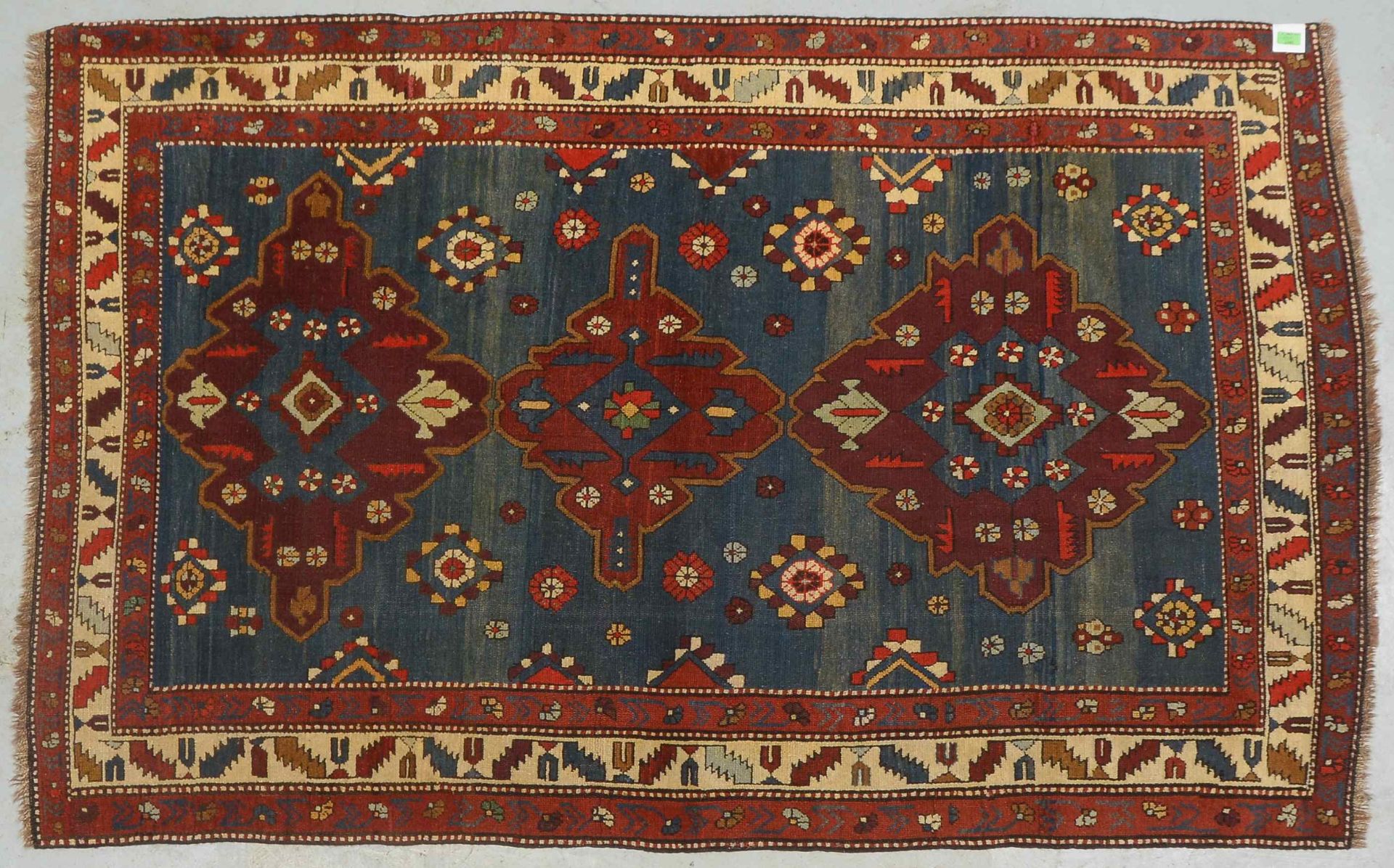 Orientteppich (Kaukasus), antik, Wolle auf Wolle, Pflanzenfarben, blaugrundig, mit Abrasch, gleichm&