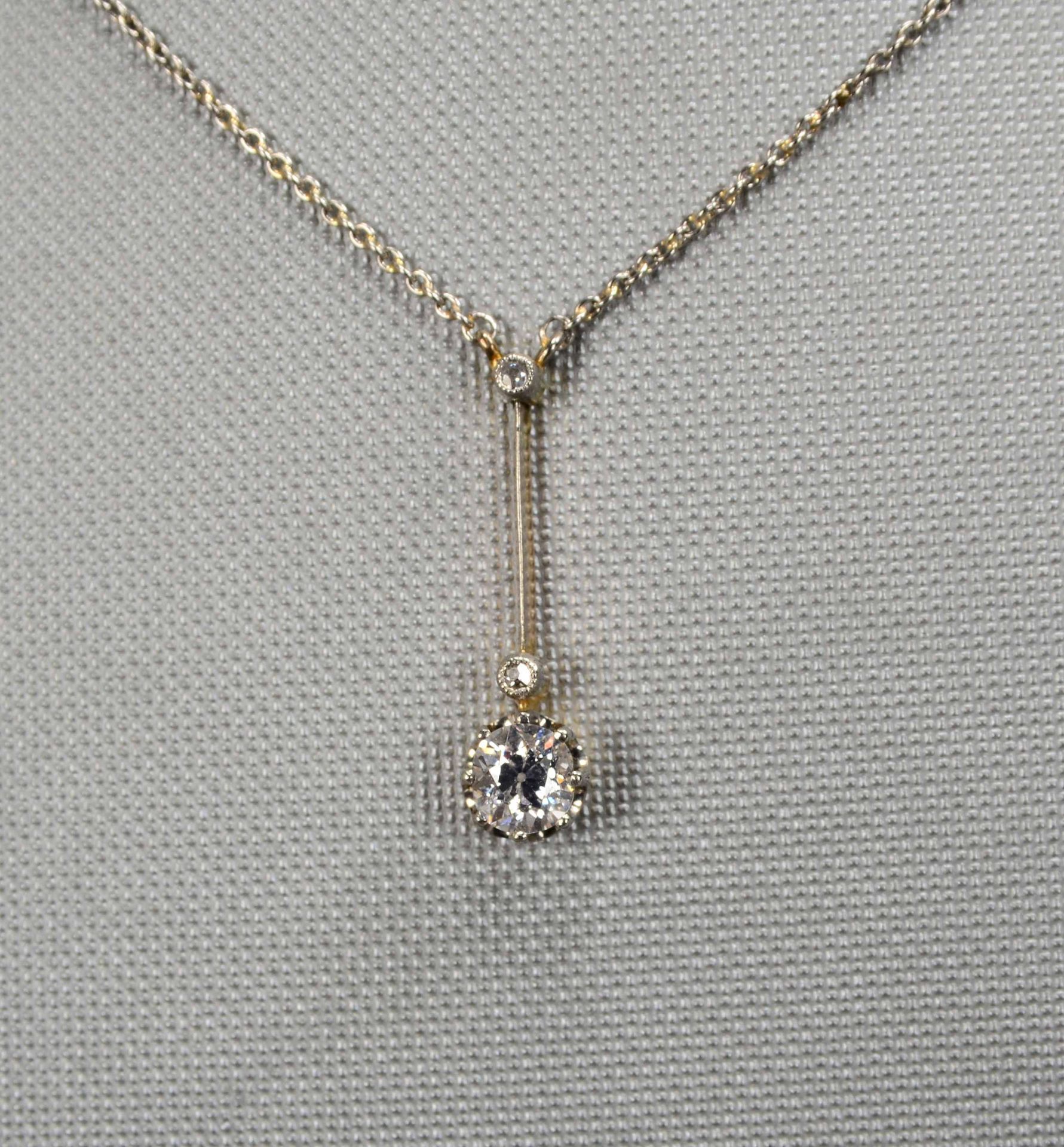 Collier, 585 GG/WG (gestempelt), besetzt mit einzelnem Diamant von ca. 0,50 ct, Stein im Altschliff,
