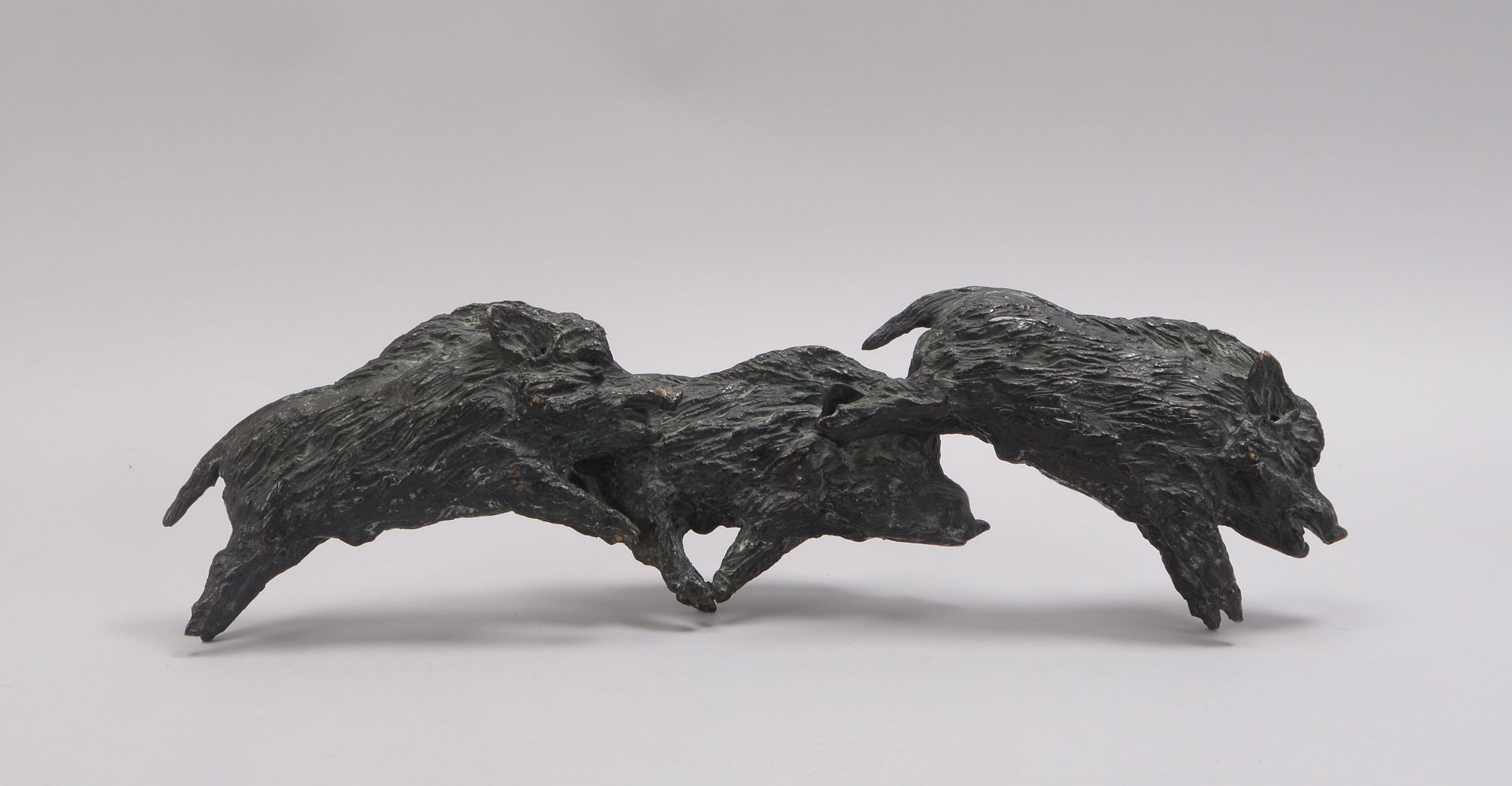 Bronze-Figurengruppe, &#039;Fliehende Wildschweinrotte&#039;, 3-figurig, unterseitig nummeriert und