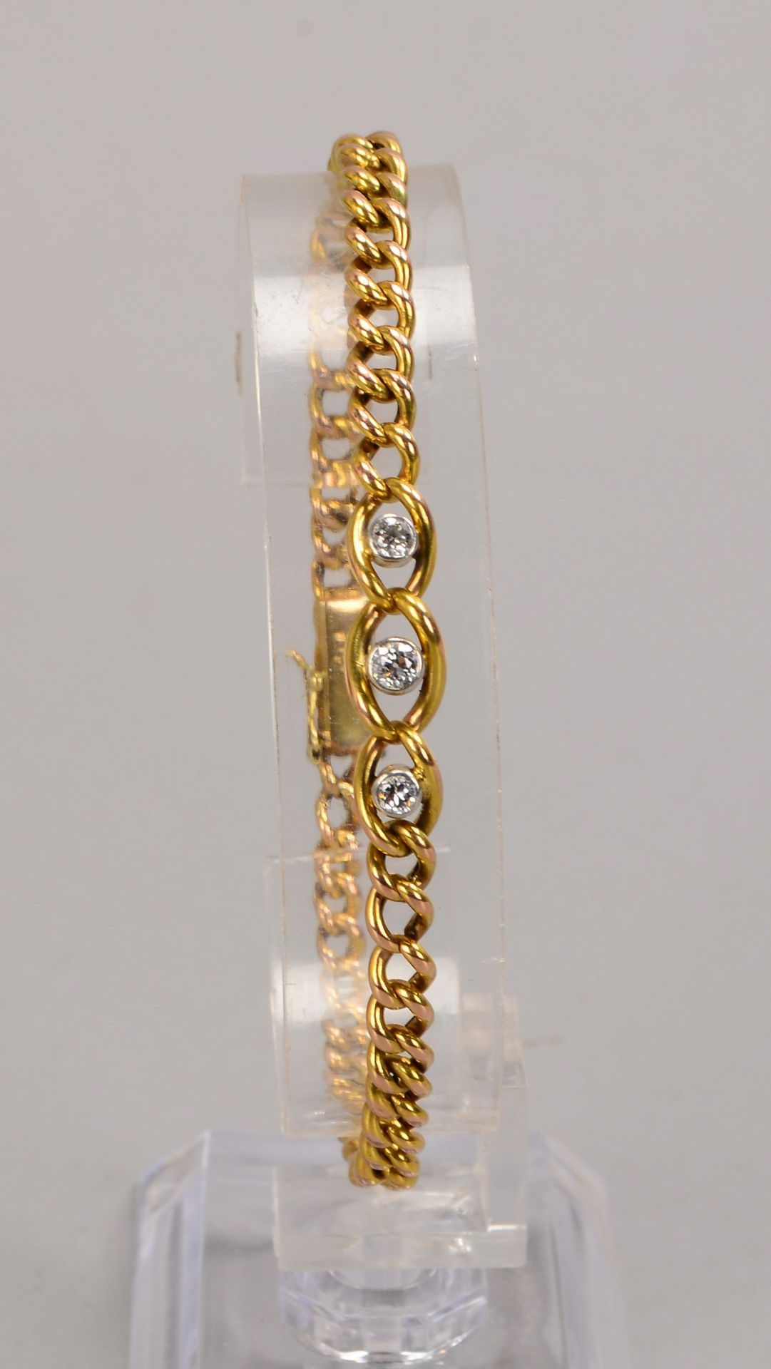 Armband, 585 GG (gestempelt), mit 3-fachem Diamantbesatz/zusammen ca. 0,34 ct, Steine im Altschlif - Image 2 of 2