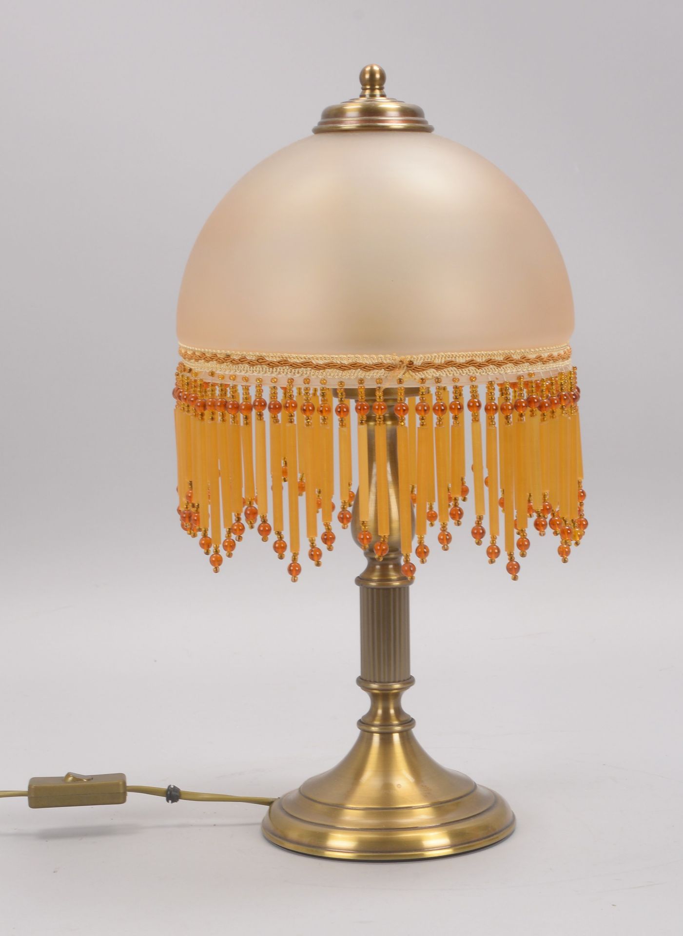 Tischlampe, 1-flammig, Kunststoffschirm mit Glasstab-Behang, auf Messingfu&szlig;; H&ouml;he 45,5 cm