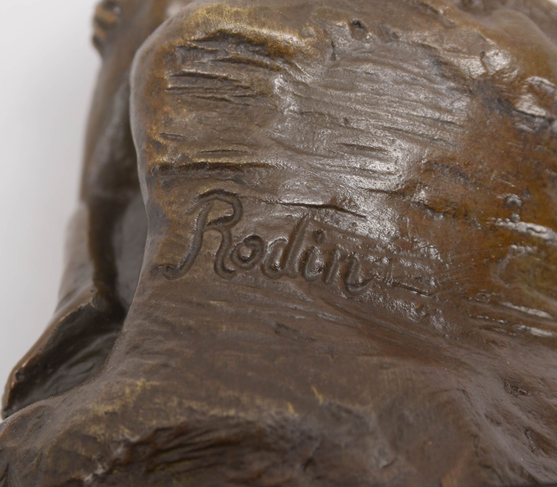 Bronzeskulptur (nach Auguste Rodin), 'Der Kuss', signiert, Figur mit Gießerpfennig, auf Marmorsockel - Bild 2 aus 2