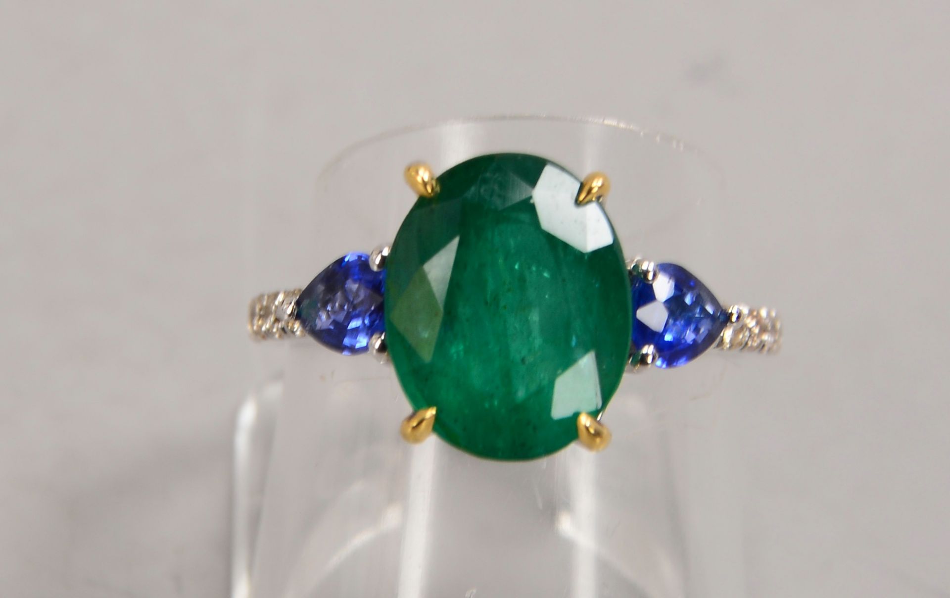 Ring, 750 WG (gestempelt), besetzt mit einzelnem Smaragd von ca. 4,04 ct, Stein im Ovalschliff, sowi - Image 2 of 2