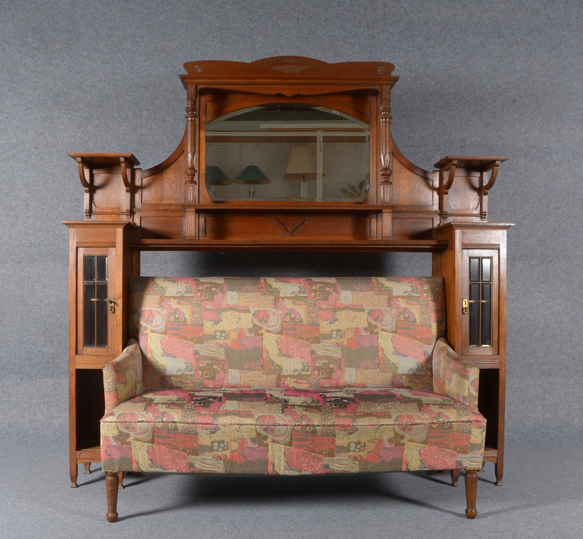 Sofa/Zweisitzer, Eiche, mit Jugendstil-/Gr&uuml;nderzeit-&Uuml;berbau: 2x seitliche T&uuml;ren mit f