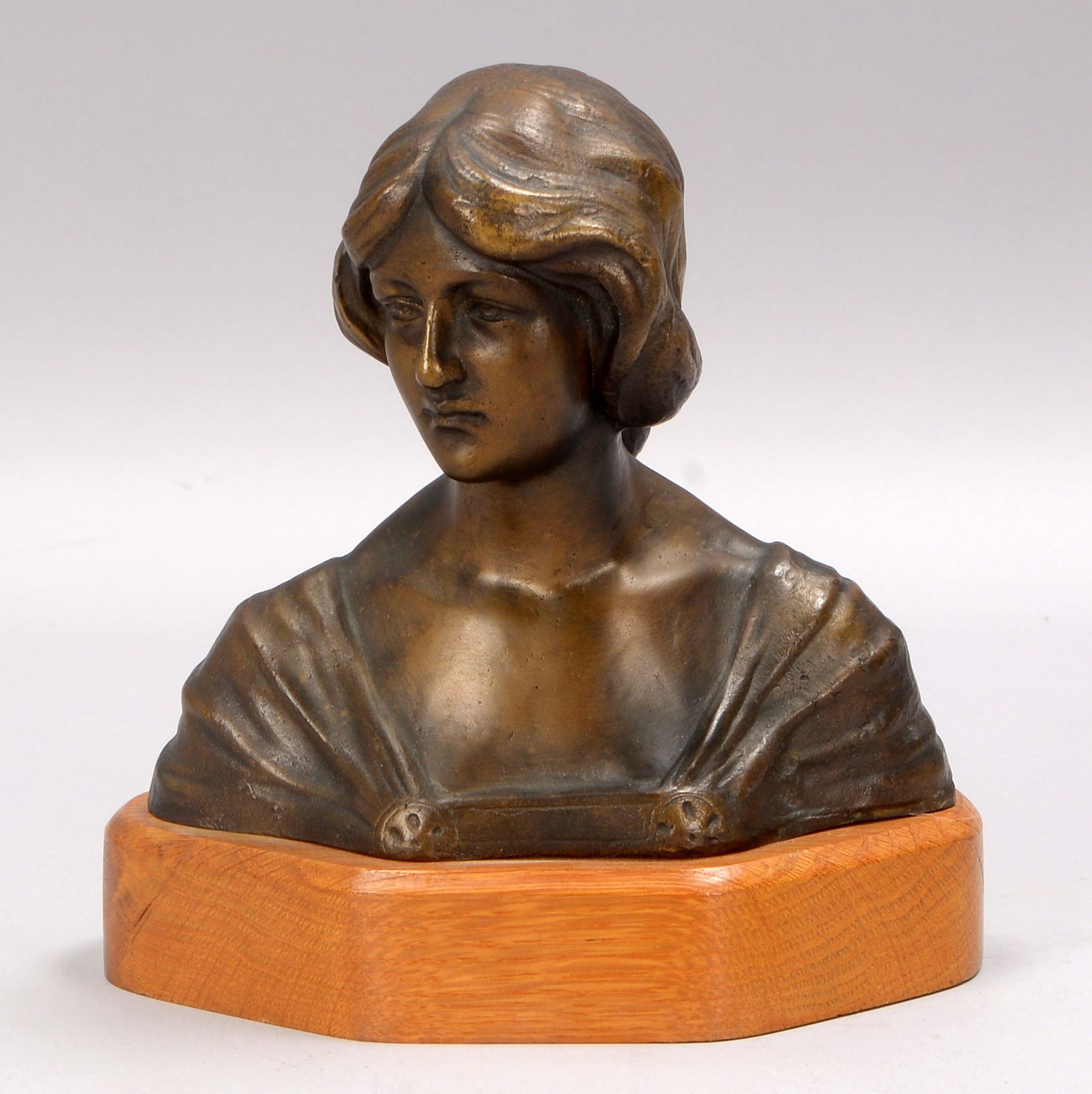 Bronzebüste, 'Frauenkopf', Figur auf Buchenholzsockel montiert; Höhe 18,5 cm