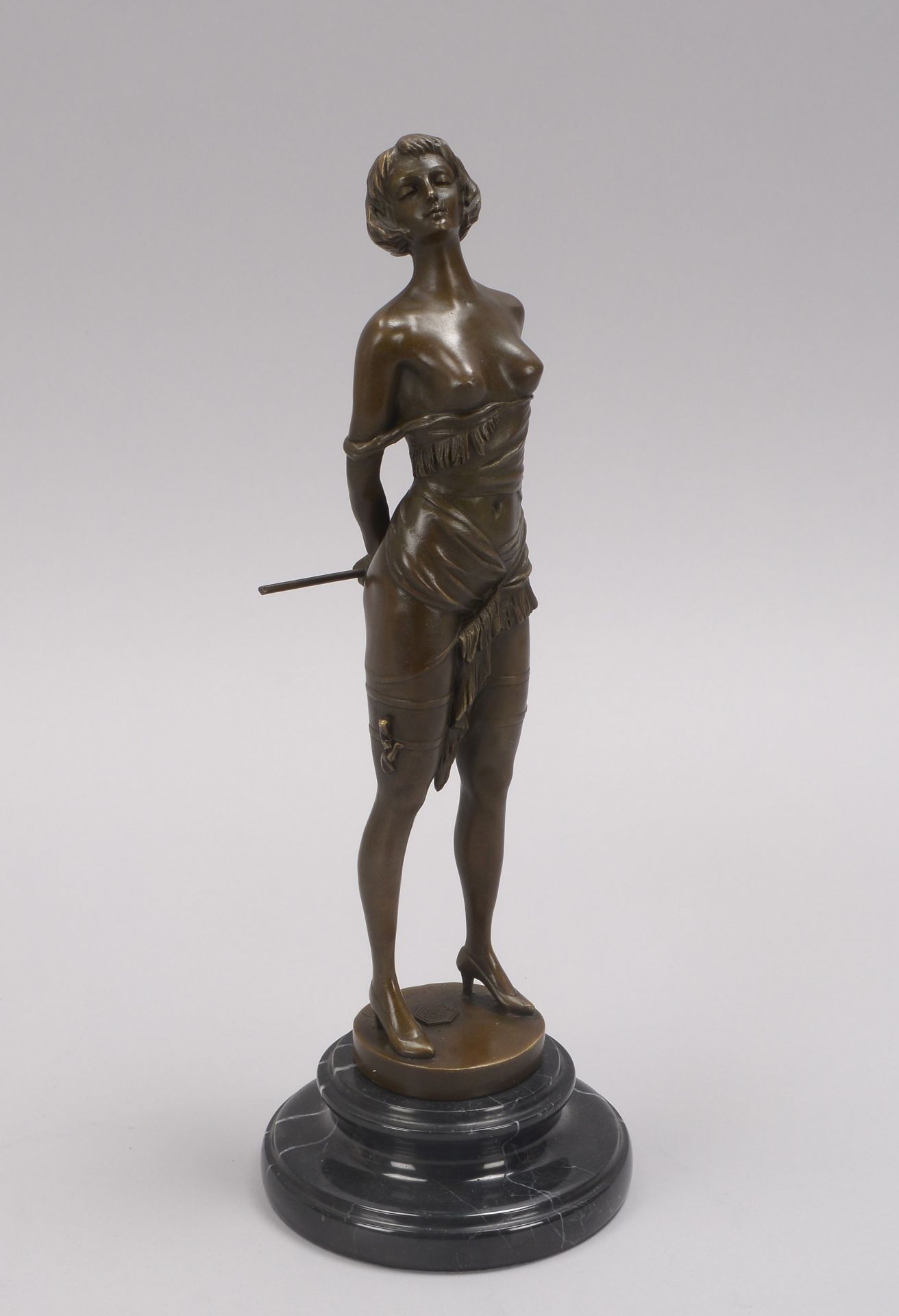 Bronzeskulptur (Nachguss), &#039;The Riding Crop&#039; - Frauenfigur mit Reitgerte, signiert &#039;B