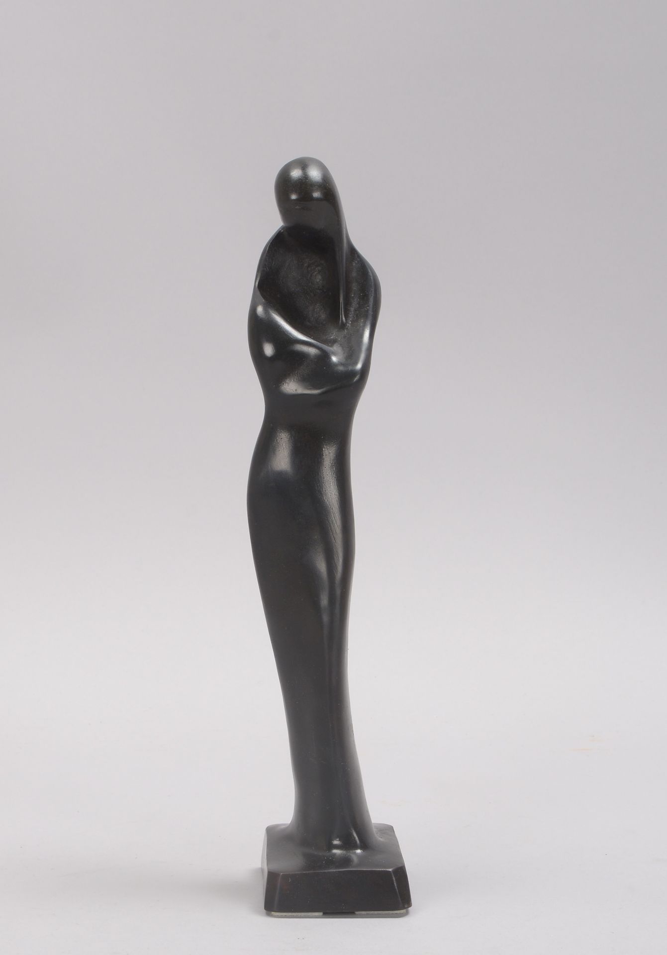 Bronzeskulptur, &#039;Maria mit Jesuskind im Arm&#039;, moderne Form, patiniert; H&ouml;he 32 cm