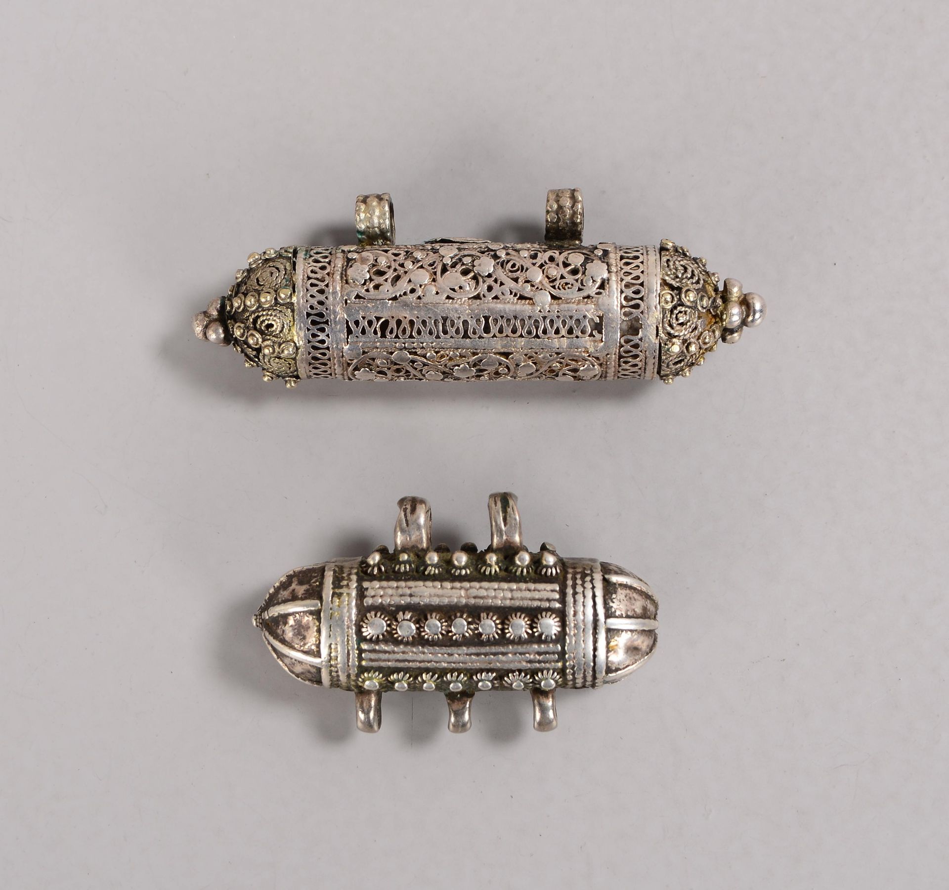 2 Amulettbehälter, Ethnoschmuck (Jemen), Silber, mit ornamentalem Reliefdekor, verschiedene Ausführu