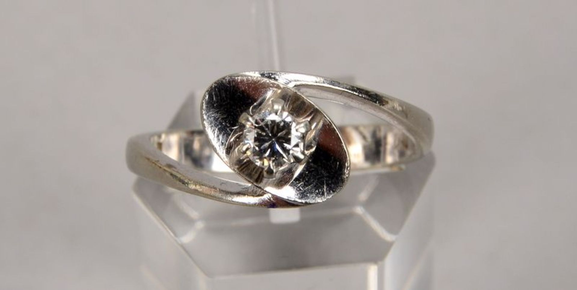 Ring, 585 WG, besetzt mit einzelnem Brillant von ca. 0,17 ct; RG 55, Gewicht 4,10 g  - Bild 2 aus 2