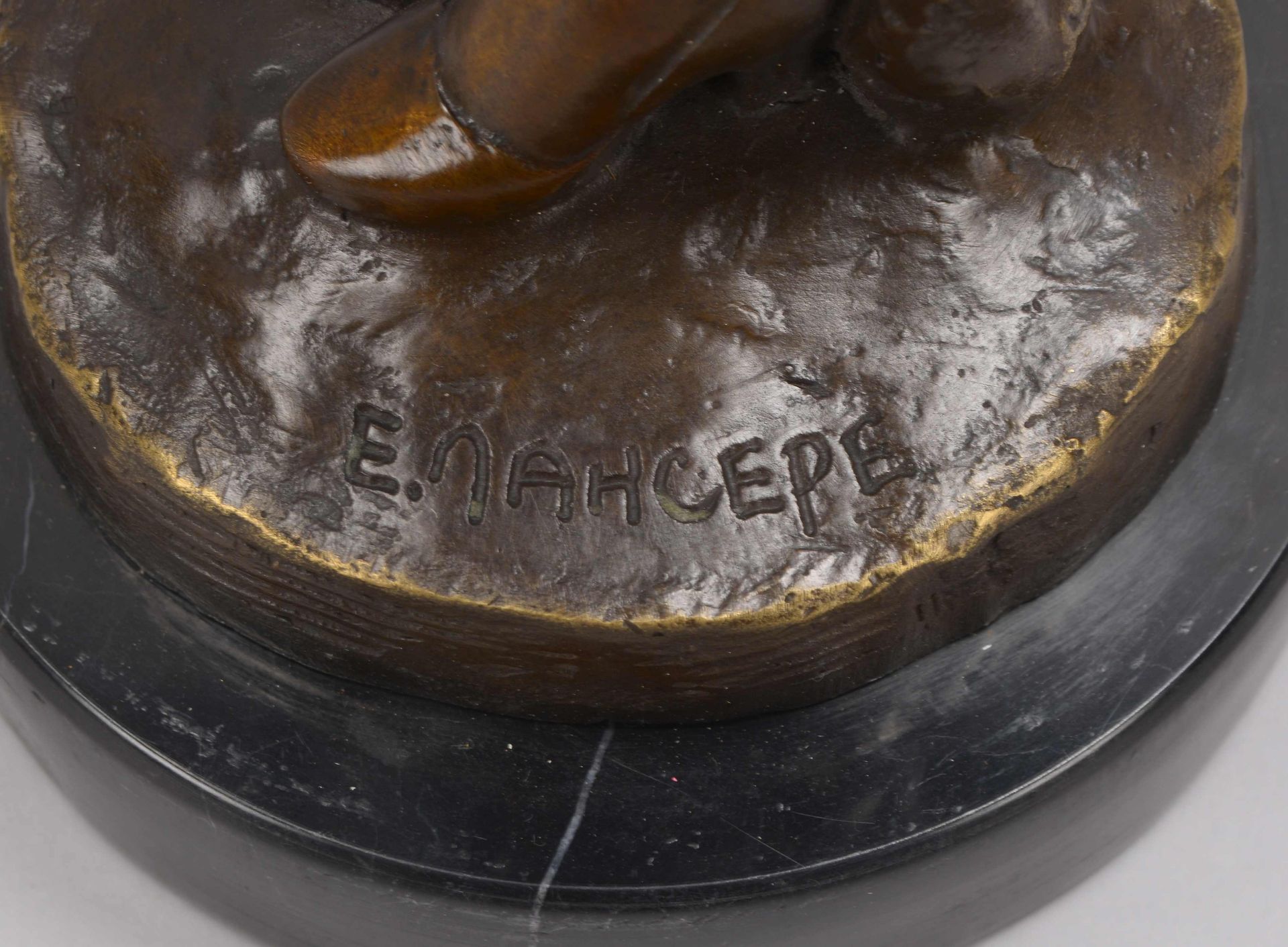 Bronzeskulptur (nach Pierre Collinet), &#039;Die Genie&szlig;erin&#039;, signiert &#039;E. Mahcepe&# - Image 3 of 3