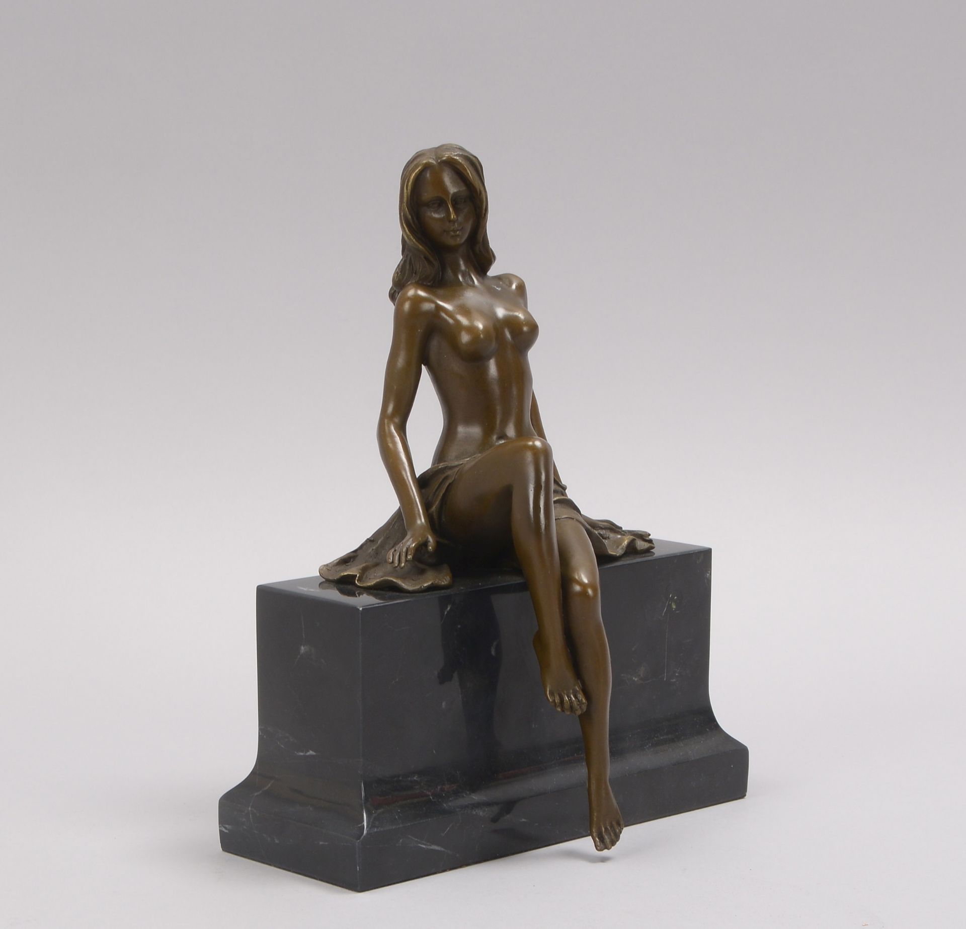Bronzeskulptur (Nachguss), &#039;Sitzende in lasziver Pose&#039;, signiert, Figur mit Gie&szlig;erpf