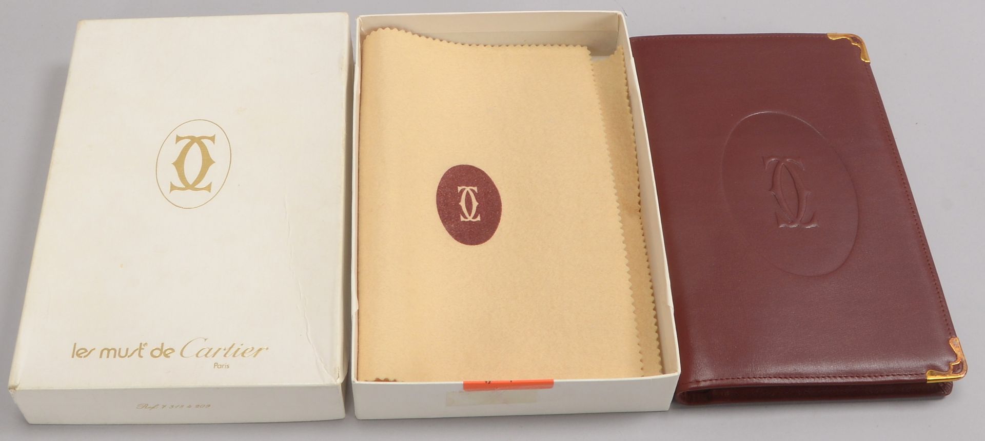 Cartier, Adressbuch, Einband burgund-rotes Rindsleder, im original Karton; Ma&szlig;e 22 x 14 cm - Image 3 of 3