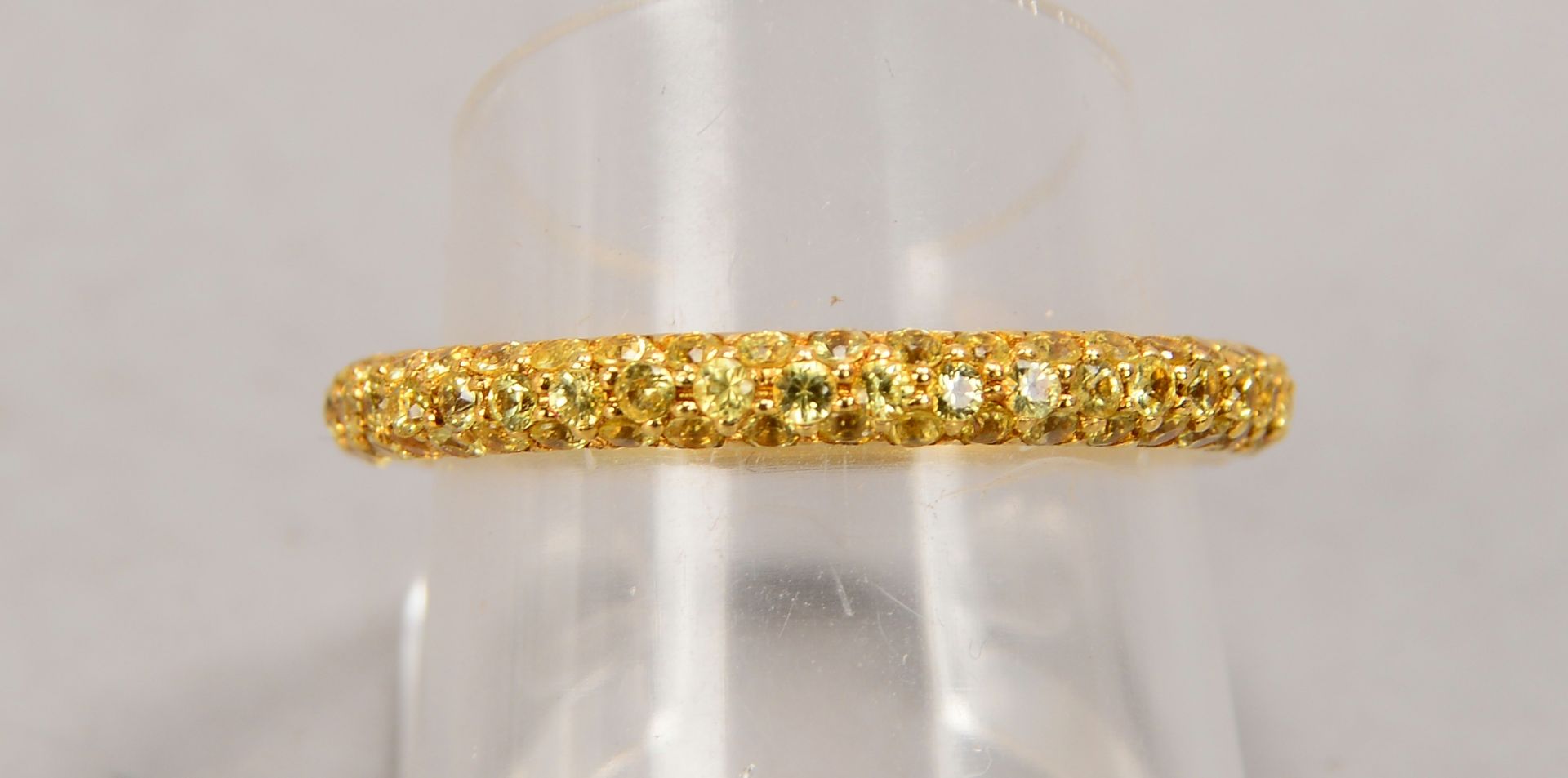 Ring, 750 GG (gestempelt), Ringschiene fast vollumf&auml;nglich besetzt mit gelben Saphiren/zusammen