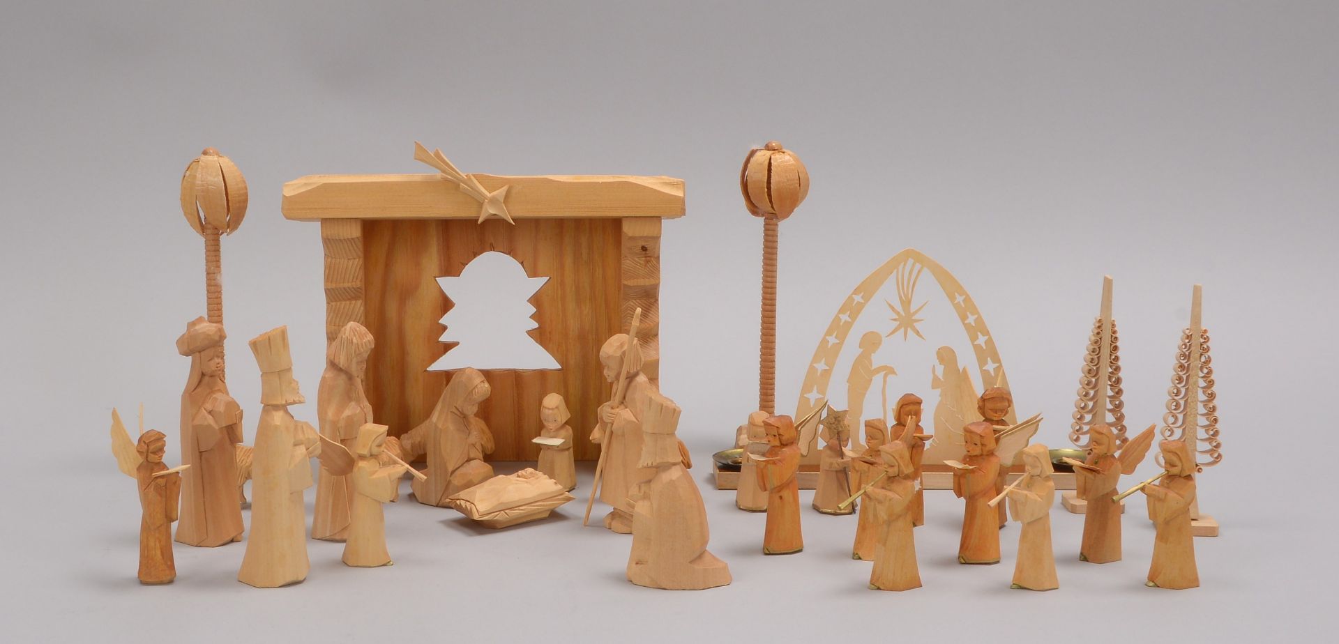 Umfangreiche Weihnachtskrippe, Holz handgeschnitzt, &#039;Krippenstall&#039; mit Figurenkonvolut: &#