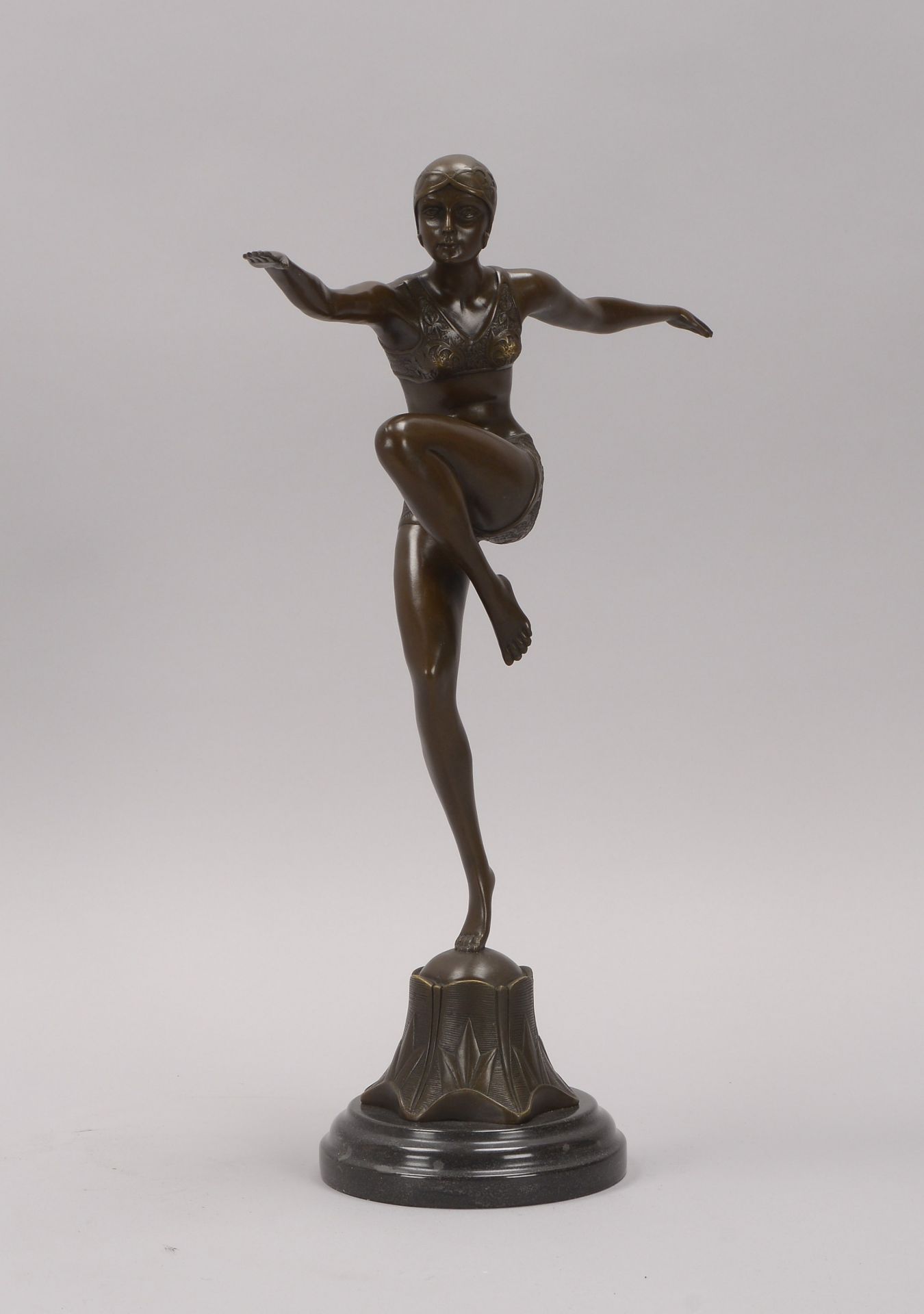 Bronzeskulptur (nach Ferdinand Preiss), 'Art déco-Tänzerin', Figur mit Gießerpfennig, auf Marmorsock - Bild 2 aus 2