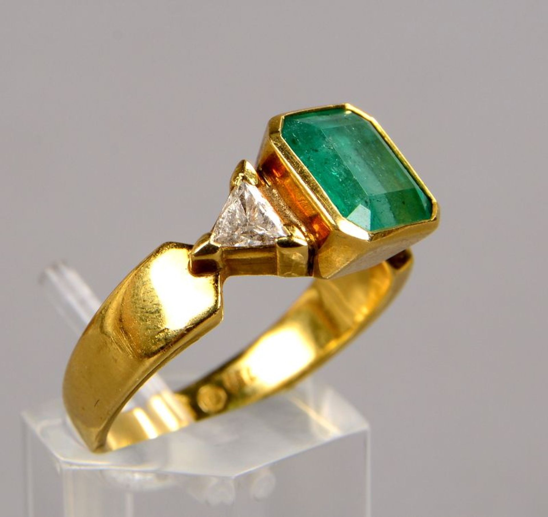 Ring, 750 GG, besetzt mit einzelnem Smaragd/Maße 8 x 7 mm, Stein im Achteckschliff, sowie mit 2x Bri