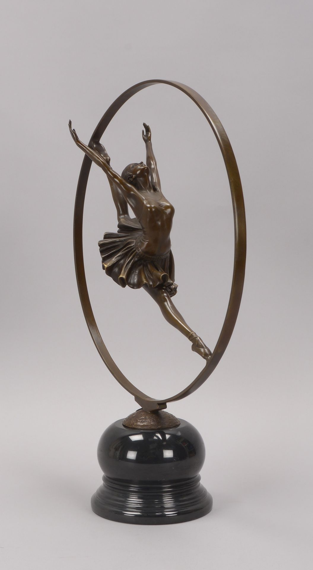 Bronzeskulptur (nach Collinet), 'Ausdruckstänzerin mit Reifen', Figur mit Gießerpfennig, auf Marmors - Bild 2 aus 3