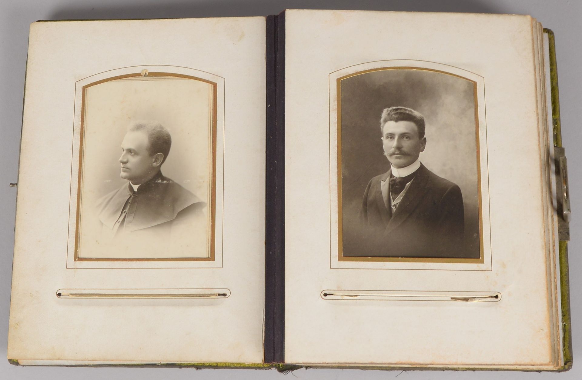 Altes Fotoalbum (um 1920), teils best&uuml;ckt mit Schwarz-Wei&szlig;-Fotografien (mit Gebrauchsspur - Image 3 of 4