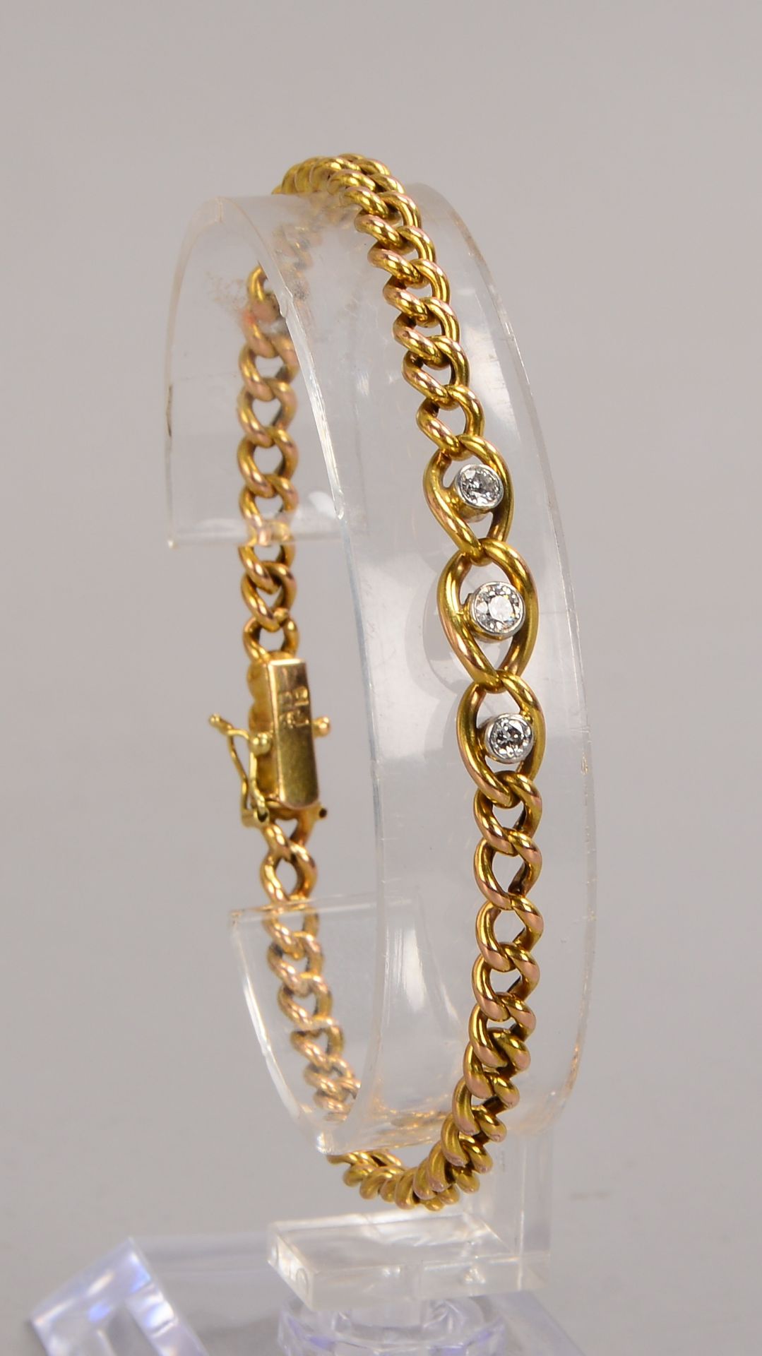 Armband, 585 GG (gestempelt), mit 3-fachem Diamantbesatz/zusammen ca. 0,34 ct, Steine im Altschlif