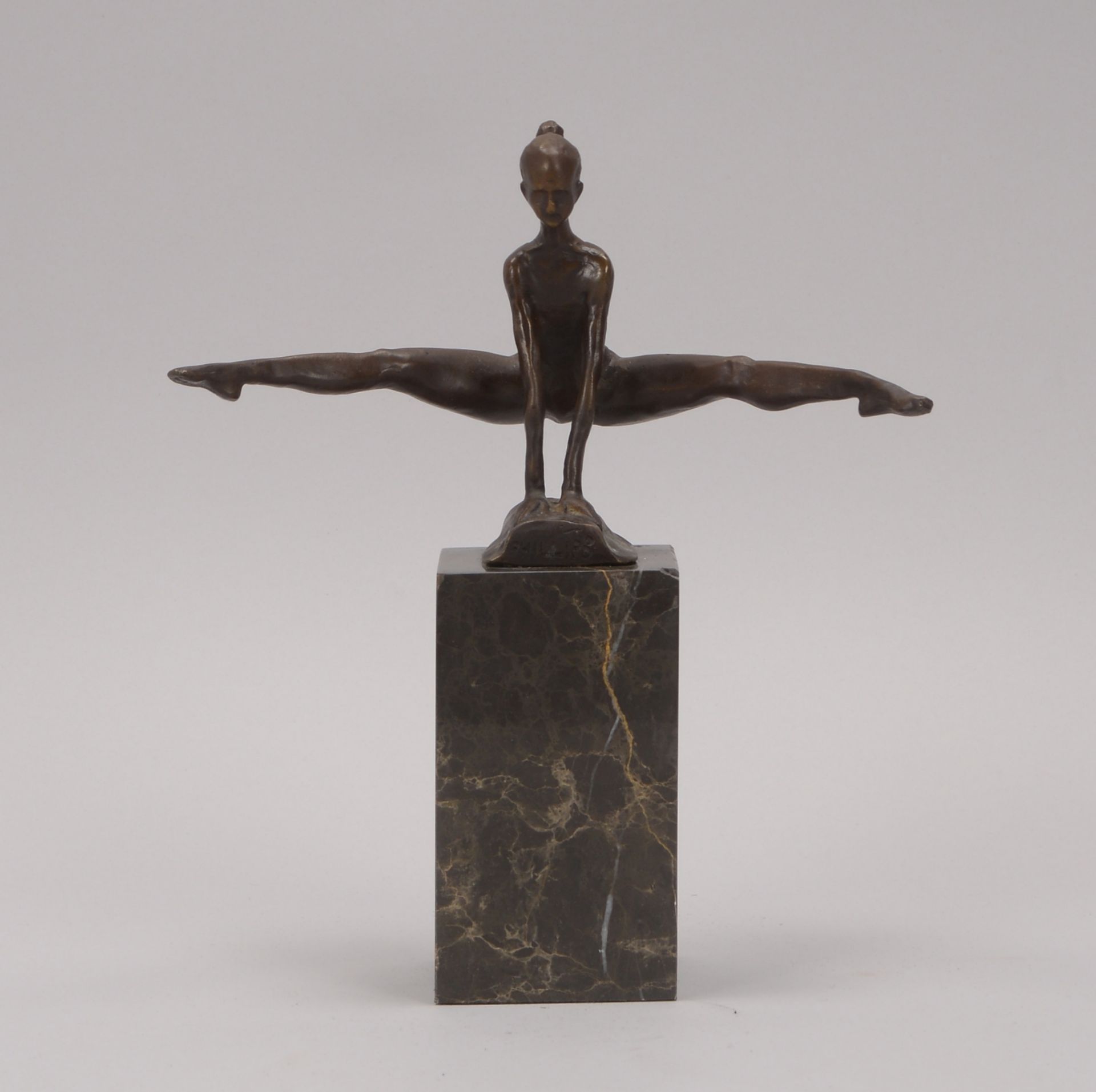 Bronzeskulptur (nach Philips), &#039;Turnerin&#039;, Figur mit Gie&szlig;erpfennig, auf Marmorsockel