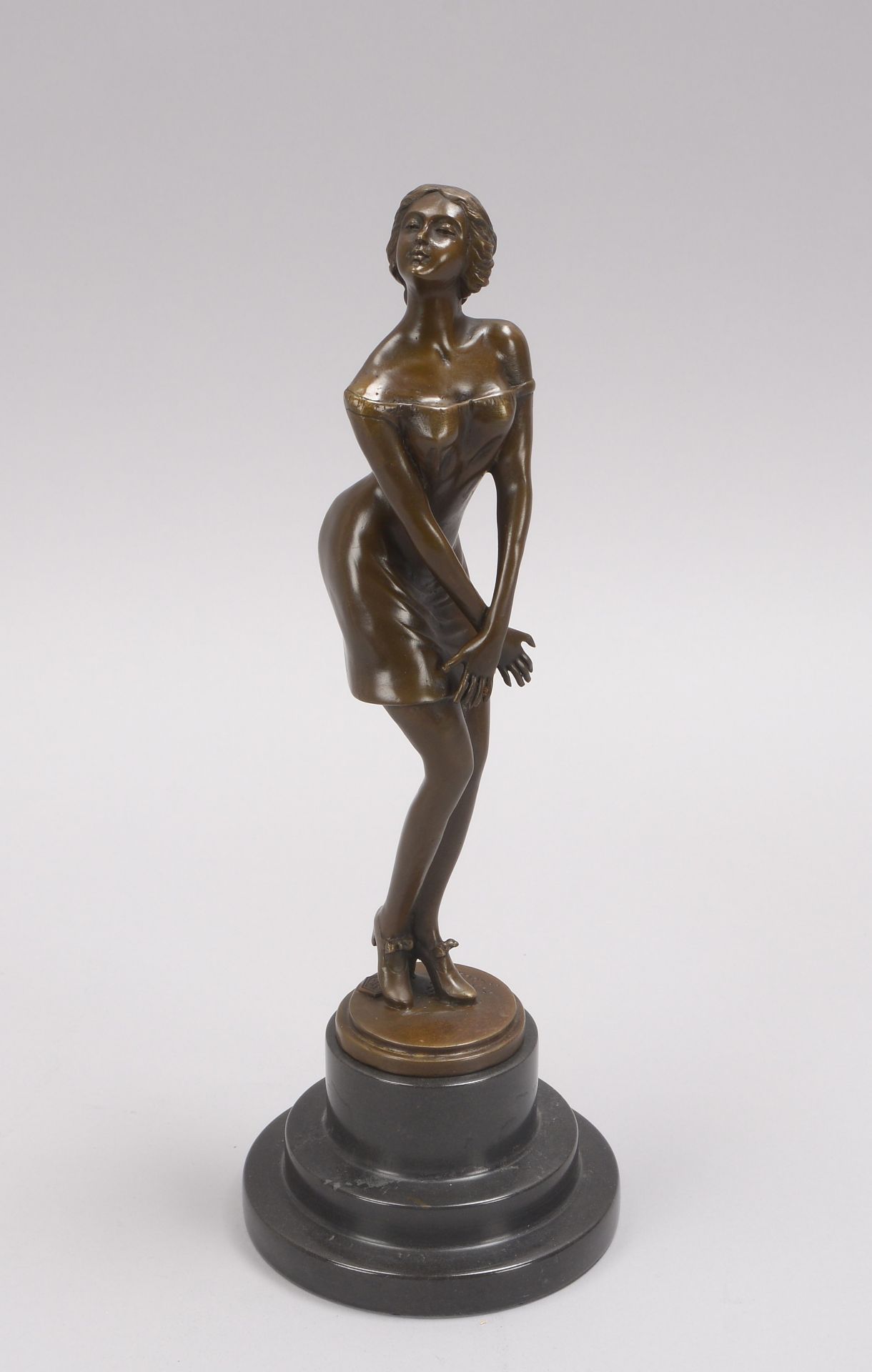 Bronzeskulptur (nach Pierre Collinet), 'Frau in sinnlicher Pose', signiert, Figur mit Gießerpfennig,