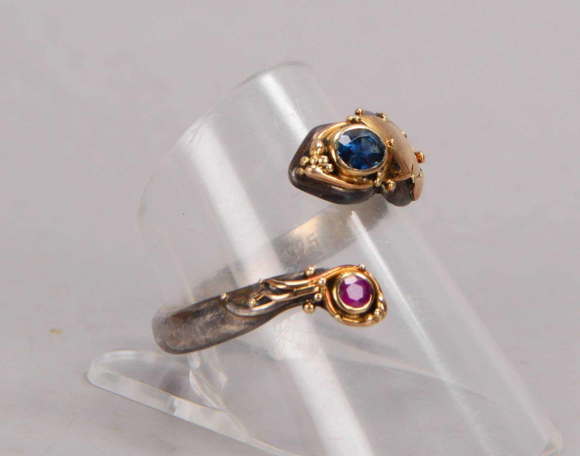 Figürlicher Ring, 925 Silber, 'Schlange', mit Goldapplikationen, Rubin- und Saphirbesatz; RG 58/59, 