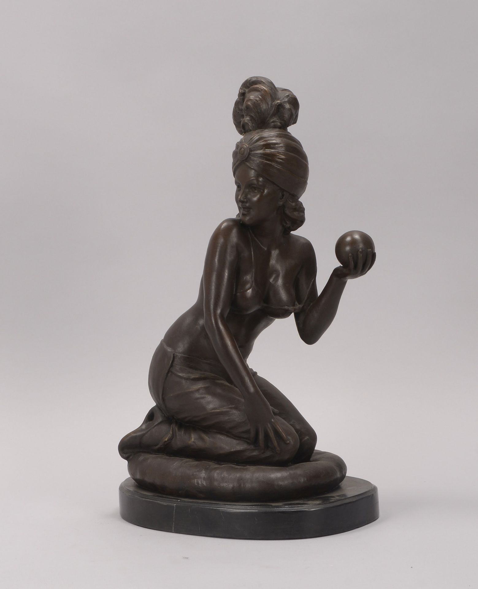 Bronzeskulptur (nach Rubin), 'Kniende mit Kugel' - Frau in lasziver Pose, signiert, Figur auf Marmor - Bild 2 aus 2