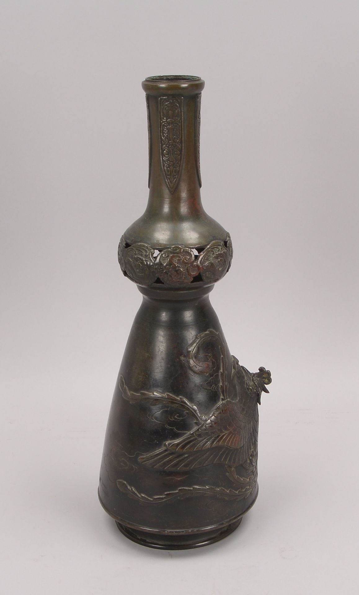 Vase (China), Bronze, Hals mit durchbrochenem Nodus, mit Reliefdekor (Phoenixdarstellung und Ornamen