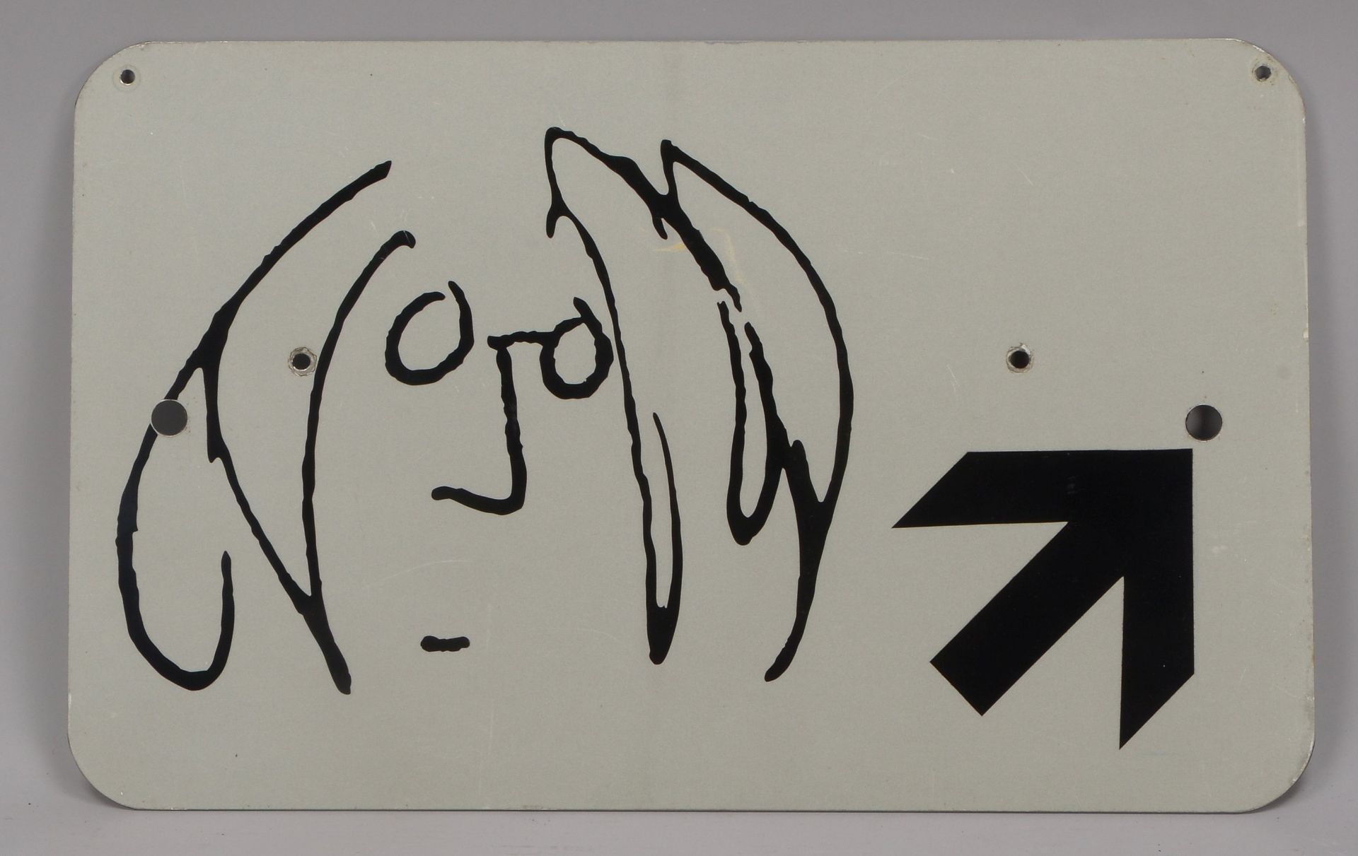 Museumstafel/Hinweisschild zu John Lennon-Ausstellung, auf Reflexfolie, mittig 4-fach zus&auml;tzlic