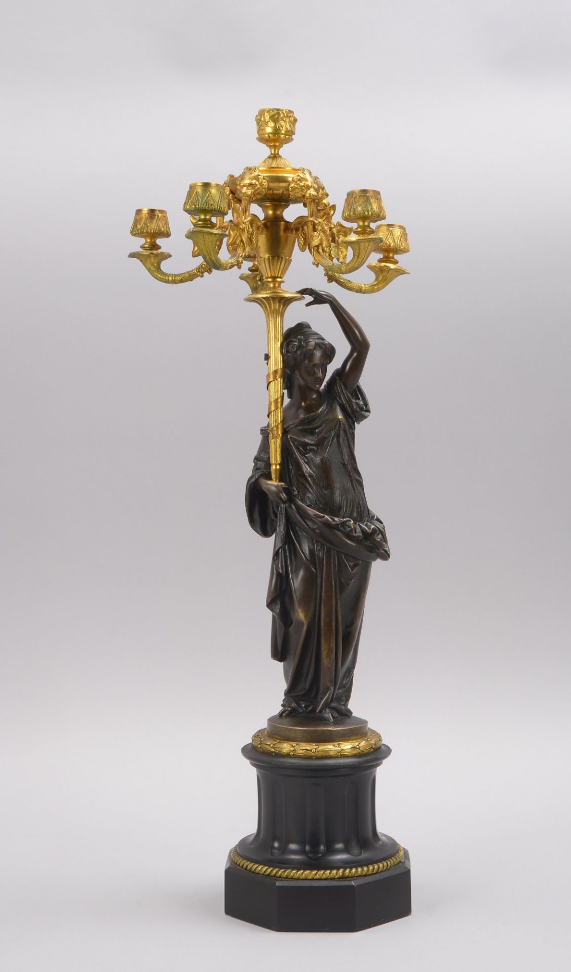 Fig&uuml;rlicher Kandelaber, Bronzefigur, &#039;Grazie&#039;, mit 6-flammigem Leuchter, Leuchter feu