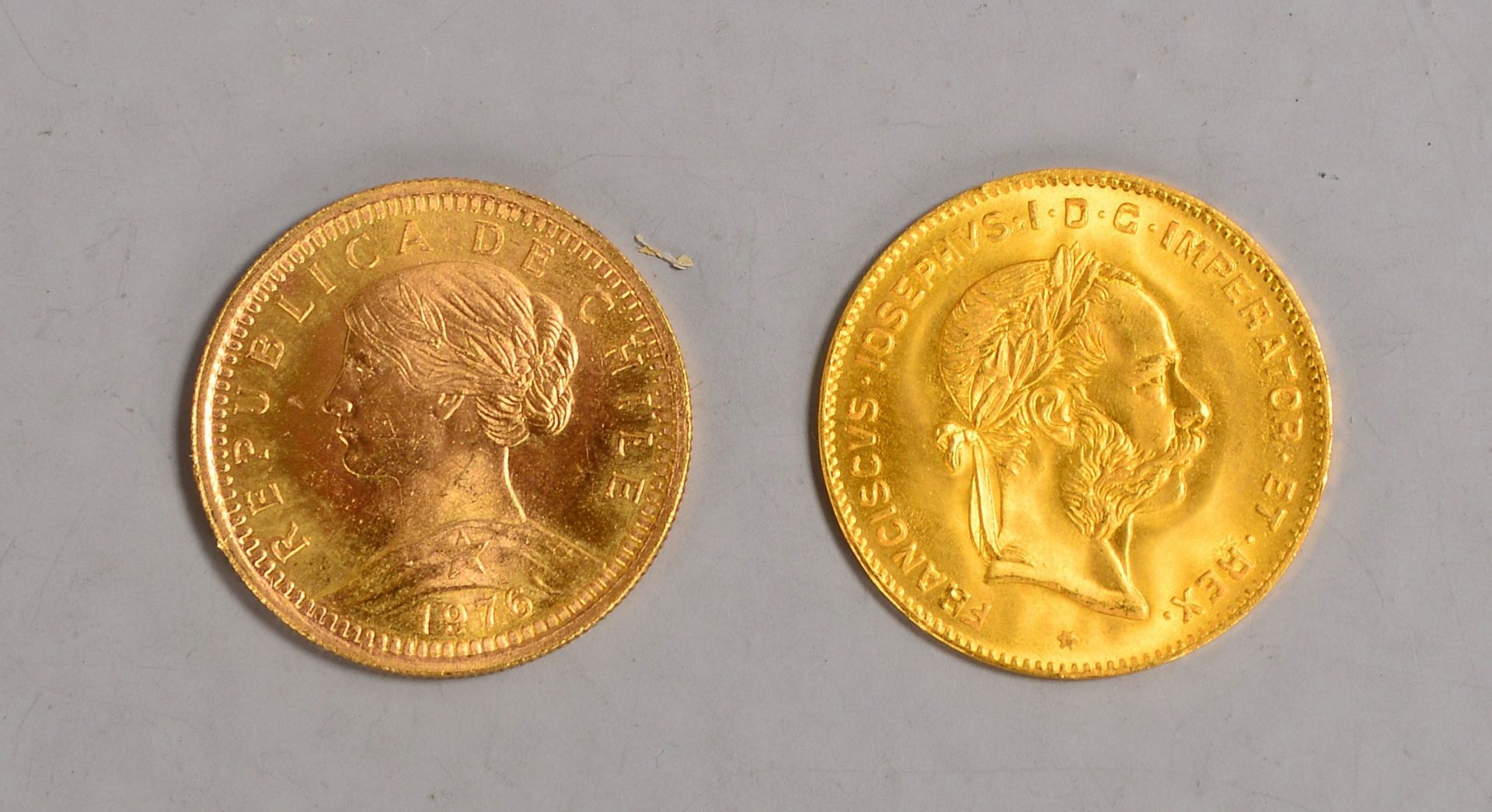 --2 Goldmünzen: 1x '4 Florin/10 Franken, Österreich', 900 Gold, Gewicht 3,23 g; und 1x '20 Persos, C