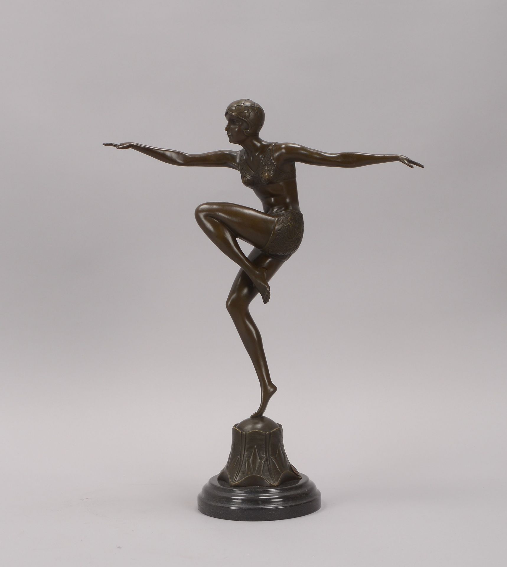Bronzeskulptur (nach Ferdinand Preiss), 'Art déco-Tänzerin', Figur mit Gießerpfennig, auf Marmorsock