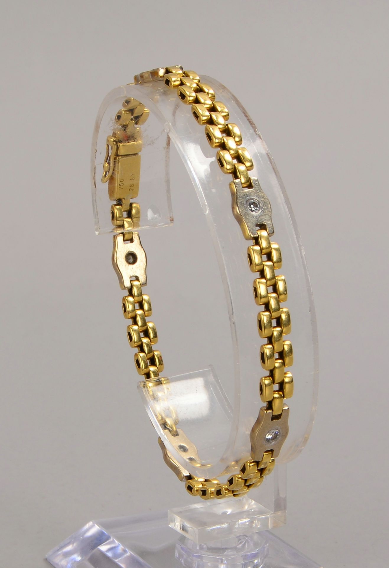 Armband, 750 GG (gestempelt), besetzt mit 6x kleinen Brillanten/zusammen ca. 0,30 ct, mit Steckschli