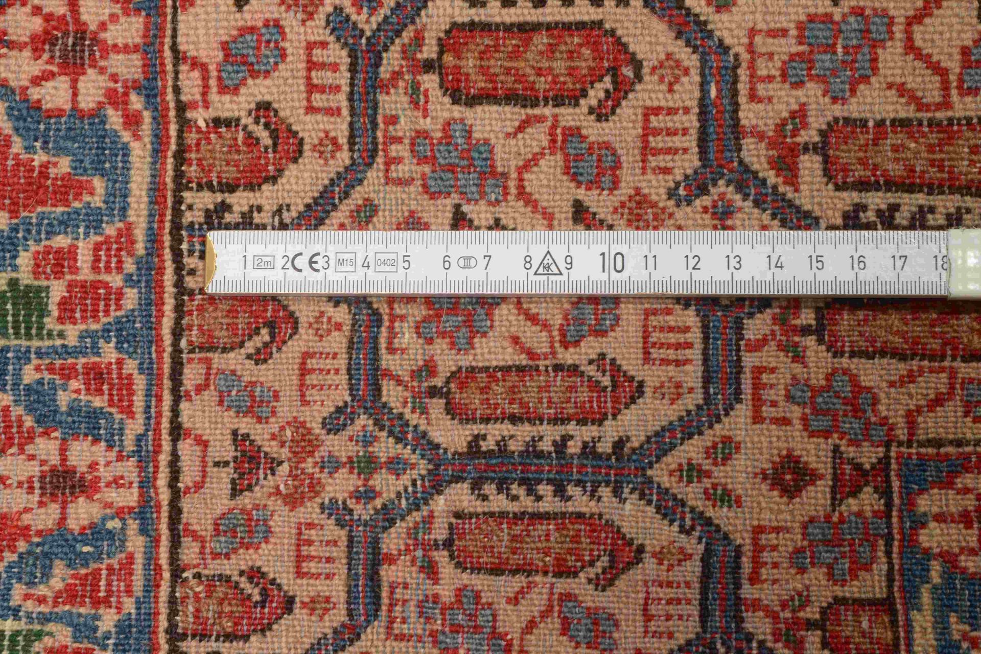Orientteppich (Isfahan - ?), sehr feine Kn&uuml;pfung, Pflanzenfarben, hellgrundig, mit Botehs und B - Image 2 of 2