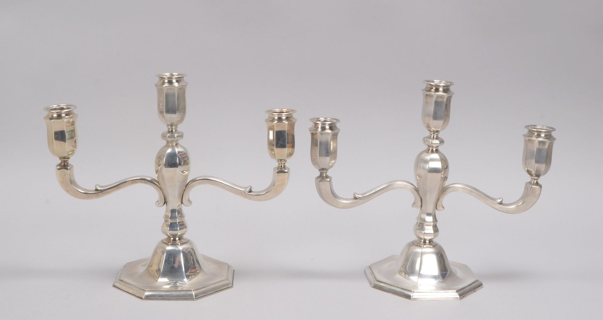 Wilkens, Paar Tischkerzenleuchter, 830 Silber (nicht gef&uuml;llt), 3-flammig, Modellnr. &#039;7681& - Image 2 of 3