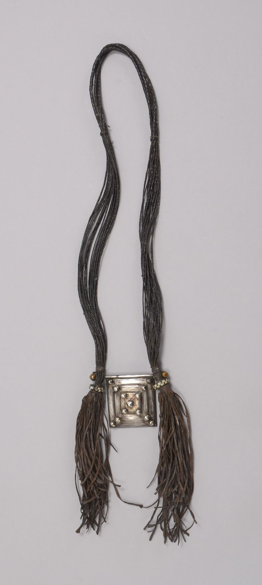 Amulettbeh&auml;lter (Tuareg/Niger -?), frontseitig mit gestuftem Silberblech/mit Zierkugeln und orn
