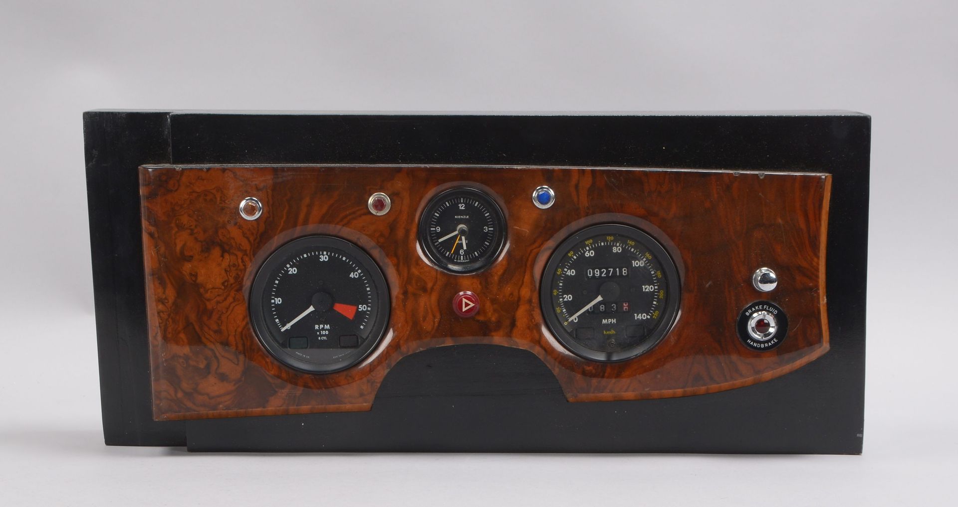 Original &#039;Jaguar&#039;-Armaturentafel (mit Tacho, Drehzahlmesser, Uhr und Brakefluid), auf schw
