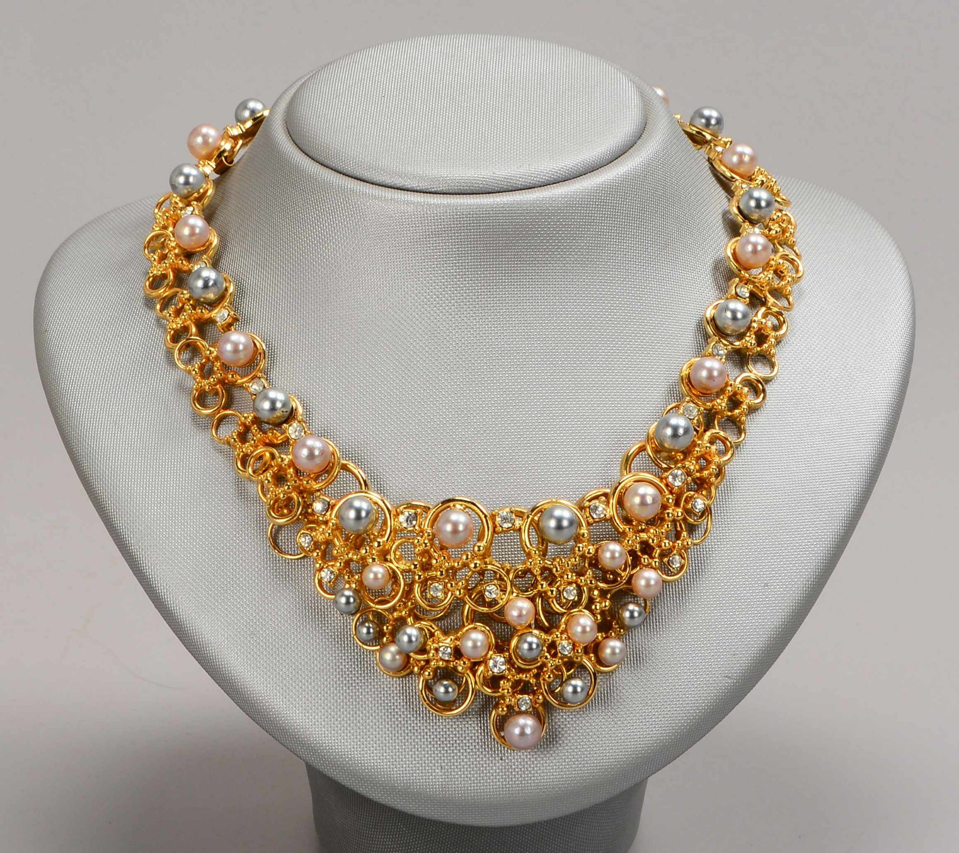 Christian Dior, Modeschmuck-Collier, vergoldet, mit Perlenbesatz und Schmucksteinbesatz, mit Stecksc
