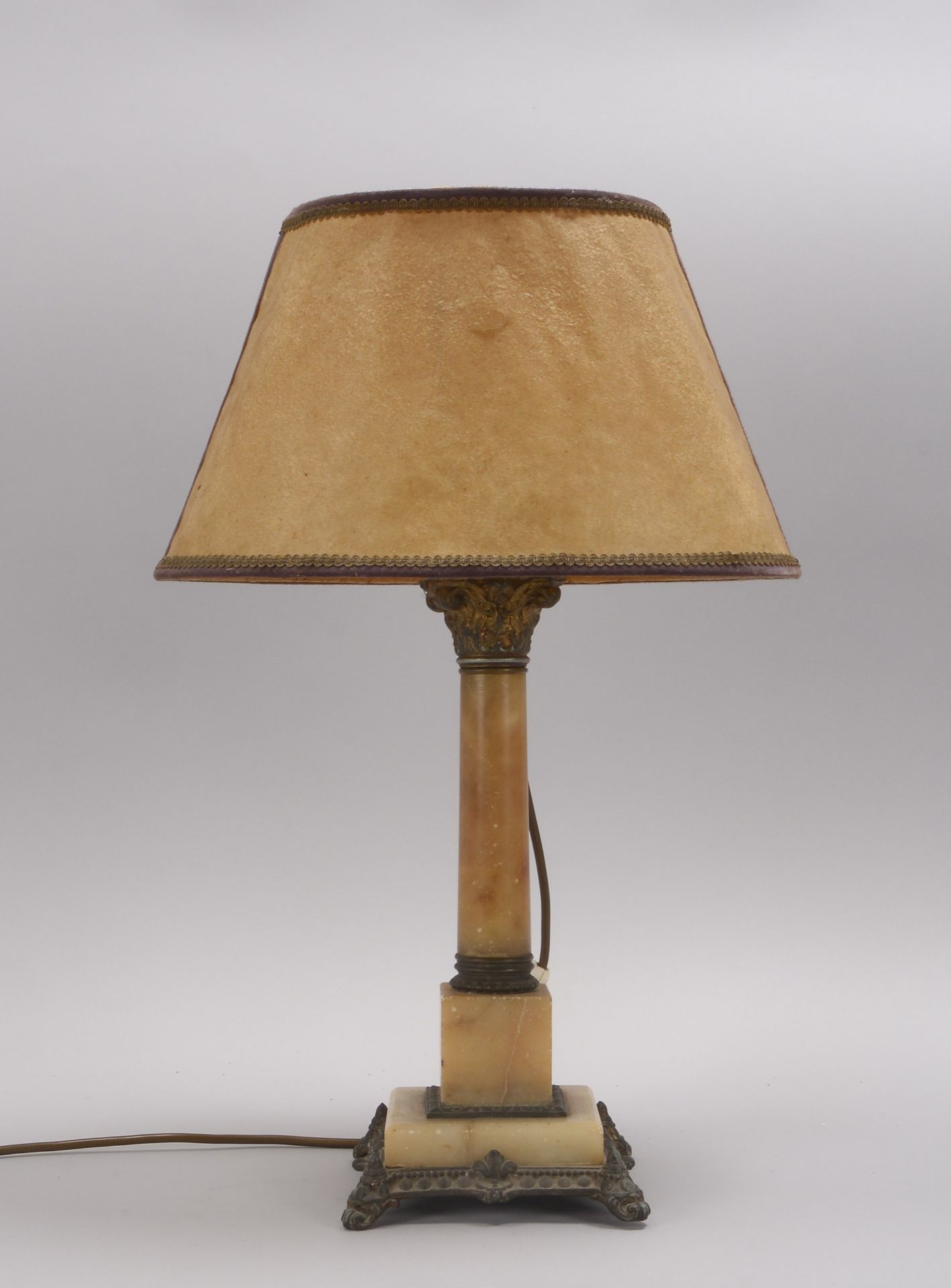 Tischlampe, 1-flammig, mit ovalem Schweinsleder-Schirm, auf Alabasterfu&szlig; mit Metallmontierung,