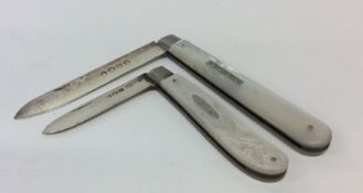 Two silver and MOP fruit knives. Approx. 41 grams.