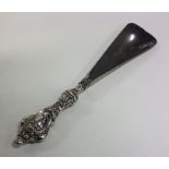 An embossed silver shoe horn. Approx. 45 grams. Es