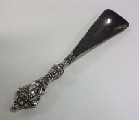 An embossed silver shoe horn. Approx. 45 grams. Es