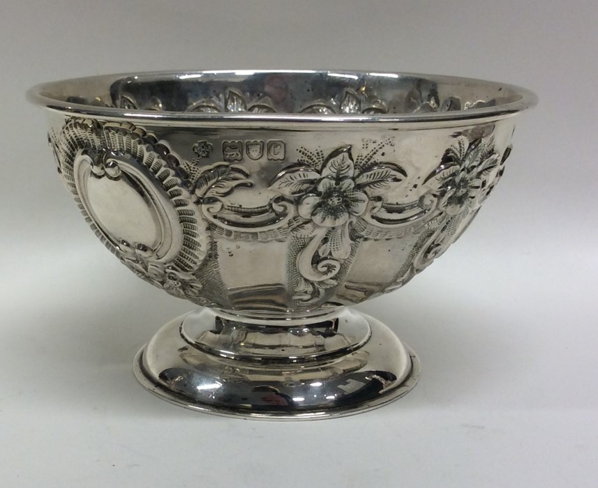 An attractive embossed silver sugar bowl decorated - Image 2 of 2