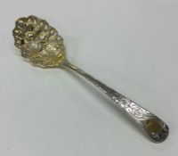 A good quality silver gilt berry sifter spoon. Lon