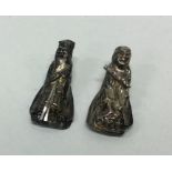 Two chased Chinese silver figures. Approx. 8.3 gra