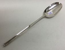 A heavy 18th Century silver marrow spoon. London 1