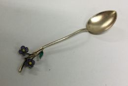 A silver gilt plique-à-jour spoon. Approx. 8 gram