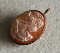 A 9 carat oval cameo depicting a girl. Approx. 3 g